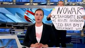 「我助紂為虐」！俄電視台編輯闖新聞直播喊：別相信大內宣。（圖／CNN授權）