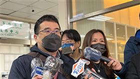 涉違法兼職球評案二審 員警指警政署態度反覆北市員警石明謹（左）被指未獲許可兼職足球球評，懲戒法院一審判降1級改敘併罰款20萬元。石明謹22日赴二審開庭前說，警政署態度反覆，剝奪工作自由權。中央社記者劉世怡攝  111年2月22日