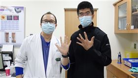 手術後持續復健的蔡先生，在術後八週骨頭癒合良好。（圖／大林慈濟醫院提供）