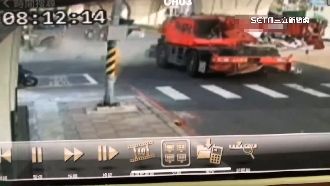 吊車失控偏移　開上人行道撞斷號誌桿