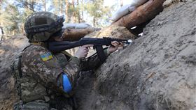 烏克蘭一家修車廠把奪自俄羅斯軍人的武器改造之後，交給烏克蘭部隊保家衛國。（示意圖／路透社／達志影像）