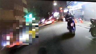 保全闖紅燈加速逃　正面撞警車雙倒地