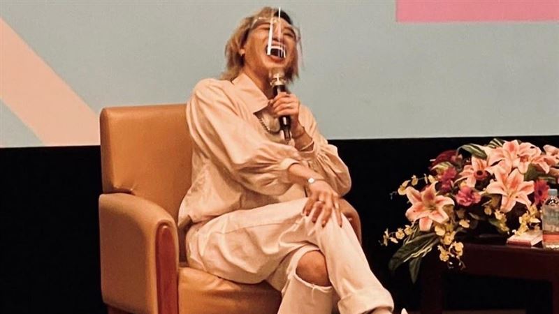 嘻小瓜帶媽逛微風　看到帳單笑不出來