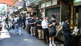 全民防疫　本土再傳零確診好消息（2）台灣15日再傳無新增COVID-19本土確診個案的好消息，政府仍持續提醒民眾，應落實手部衛生、咳嗽禮節及戴口罩等個人防護措施。圖為台北科技大學周邊商圈，中午時刻湧現購買午餐人潮。中央社記者趙世勳攝　111年3月15日