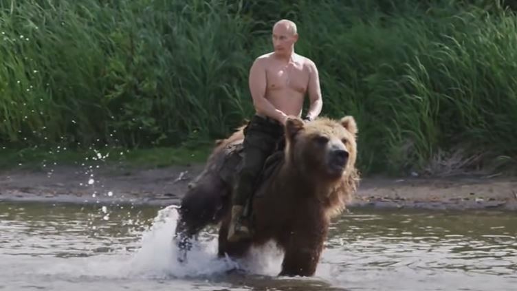 俄羅斯總統普丁騎熊的梗圖在網路上瘋傳多年。（圖／翻攝自《Miguel Deitos》YouTube）