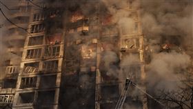 俄軍攻勢接近基輔市中心，住宅區遭到砲擊，消防員立刻救援民眾。（圖／美聯社／達志影像）