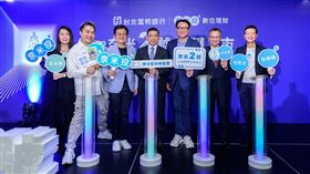 北富銀台幣版「奈米2號」全新上市！台北富邦銀行總經理程耀輝(右3)、富邦投信總經理李明州(右4)、奈米投總設計師康佑明博士(右2)、奈米投總教練宋文元經理人(左3)，記者會現場並邀請到知名作家吳若權(右1)、當紅精明消費Youtuber關韶文(左2)以及投資理財Youtuber蕾咪(左1)分享理財心得，專業精采的交流吸引近40萬人觀看記者會直播，盛況空前！（圖／北富銀提供）