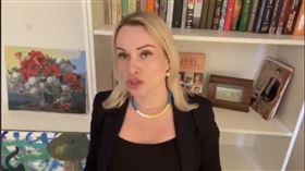 ▲俄羅斯國營電視台《第一頻道》的編輯奧斯雅尼可娃(Marina Ovsyannikova )在闖入攝影棚高舉反戰標語前，便錄下影片，說明自己的反戰立場。（圖／翻攝自IG）