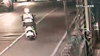 無照騎士連闖紅燈！勇警正面對撞逮人