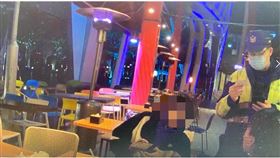 ▲台北市信義分局三張犁派出所員警在信義區一餐酒館，查獲1未成年少女飲酒。（圖／翻攝畫面）