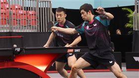 莊智淵陳建安3比0橫掃對手 晉級WTT男雙4強台灣「桌球教父」莊智淵（右）與陳建安15日在WTT大滿貫賽男雙8強賽，以3比0橫掃韓國組合，晉級4強。中央社記者侯姿瑩新加坡攝  111年3月15日