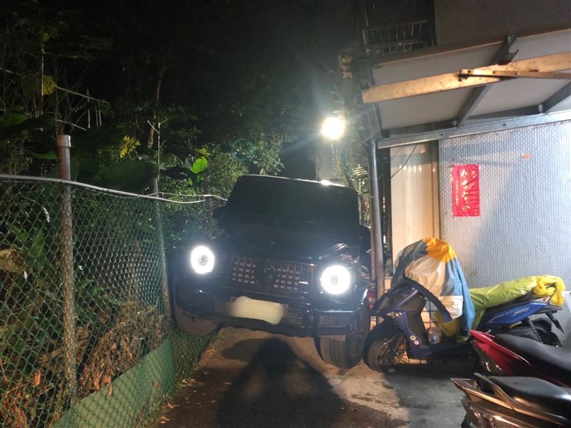 酒駕男7百萬賓士大G慘卡窄巷窘況曝