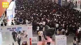 廣交會的4.9萬人在現場排隊檢測。（圖／翻攝自秒聞視頻）