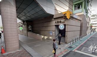 港男喝飲料女伴比中指　北捷：保全已提告