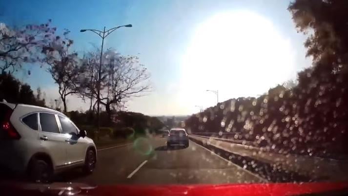 前車雨刷水狂噴　他怒超車報復網酸爆