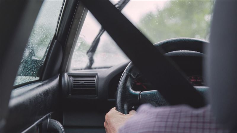 宜蘭女子去年將汽車違規停放在騎樓，遭民眾檢舉在3個月內收到4張罰單。（示意圖／pixabay）