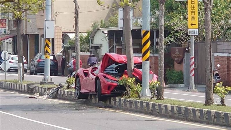 法拉利卡安全島毀了！神秘車主背景曝