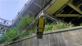 新北男子掉落河堤 翻攝