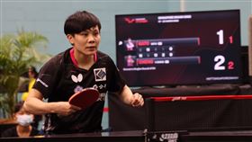 激戰5局  鄭怡靜WTT大滿貫賽晉級WTT新加坡大滿貫賽12日進入第2天會內賽，台灣一姐鄭怡靜（圖）首輪比賽對上日本女將加藤美優，激戰5局後，由鄭怡靜3比2獲勝，晉級32強。中央社  111年3月12日