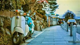 機車、騎車。（示意圖／翻攝自Pexsls）