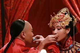 ▲交杯酒含意。（圖／翻攝自微博）