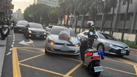 北市林姓女模隨機攔停3部轎車並趴在引擎蓋上。（圖／翻攝自《爆廢公社）》