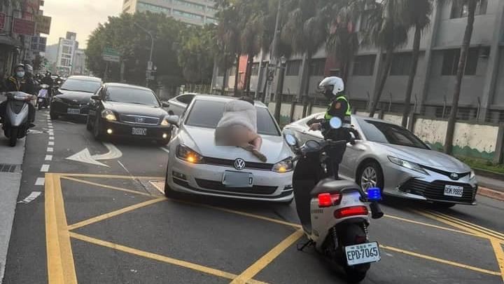 嫩模吃藥精神恍惚　隨機趴車美臀盡露