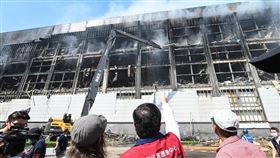 桃園市長鄭文燦今（16）天晚間表示，美福倉儲火場清理進入收尾階段，預定明天可以完成。（圖／翻攝自鄭文燦臉書）