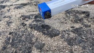 「老梅石槽」被汙染？沙灘漂整片黑土