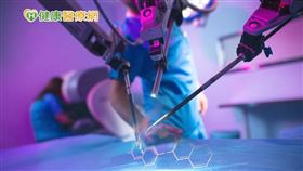 達文西機器人手臂原先是應用於美國國防部，當時因戰場上的傷兵若需緊急手術，但要請醫生上戰場風險更大且醫療資源恐怕不夠，因此如果有一套機器手臂，醫生只要遠端遙控就可將手術處理完成。於是美國國防部挹注資金，請廠商研發達文西機器人手臂。