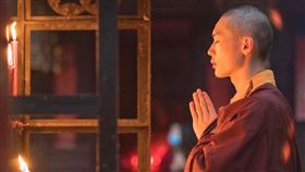 持善法師遭爆料與人牽手親嘴。（圖／翻攝自持善法師微博）