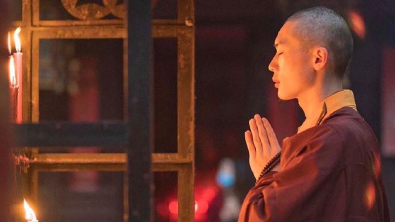 法師長太帥竄紅！遭爆與人牽手親嘴