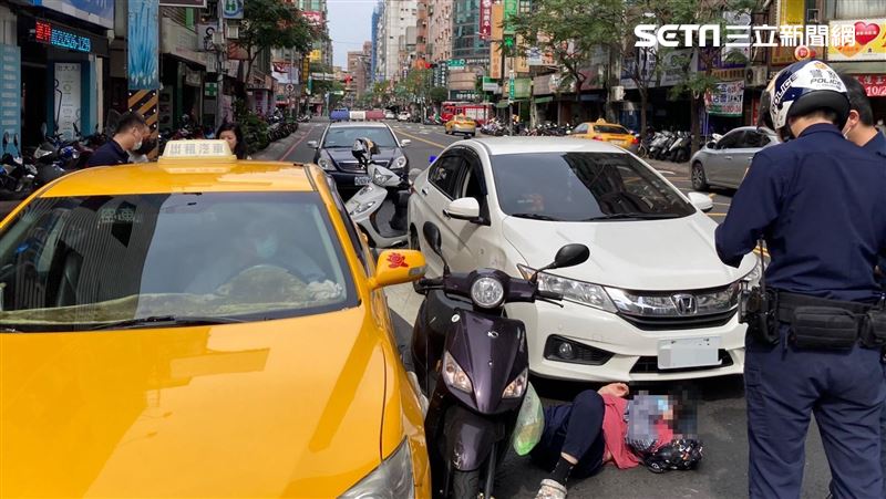 閃違停小黃！永和女騎士慘遭2車夾擊