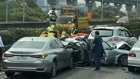 國1南下南屯交流道，5車追撞，車體變形，救護車 (圖／翻攝畫面)