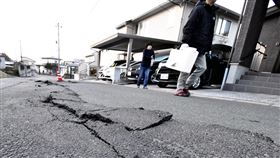 日本規模7.4強震，當地民眾倉皇逃難，各地也傳出災情。（圖／美聯社／達志影像）