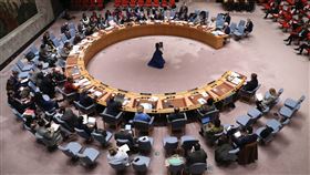 中國提出「四個應該」  分析：不願單獨調停俄烏中國領導人習近平與高層近日紛紛對俄烏戰爭表態，雖強調「四個應該」，但立場依然模糊。學者宋文笛12日分析，中國只願在成功率高的時候，以多邊方式介入斡旋，以免背負罵名。圖為聯合國安理會。（中新社資料照）中央社  111年3月12日