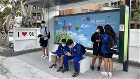 提升公車服務品質 高市增設候車亭、候車椅設施高雄天熱，為提升公車候車品質，高雄市交通局已爭取預算將陸續建置40座候車亭及30座候車椅，避免民眾等公車時受到日曬之苦。（高雄市交通局提供）中央社記者蔡孟妤傳真  111年3月17日