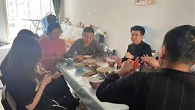 親戚到家中餐家寶寶的百日宴，結果社區卻因疫情封閉，9人被迫依同生活在一起。（圖／翻攝自騰訊網）