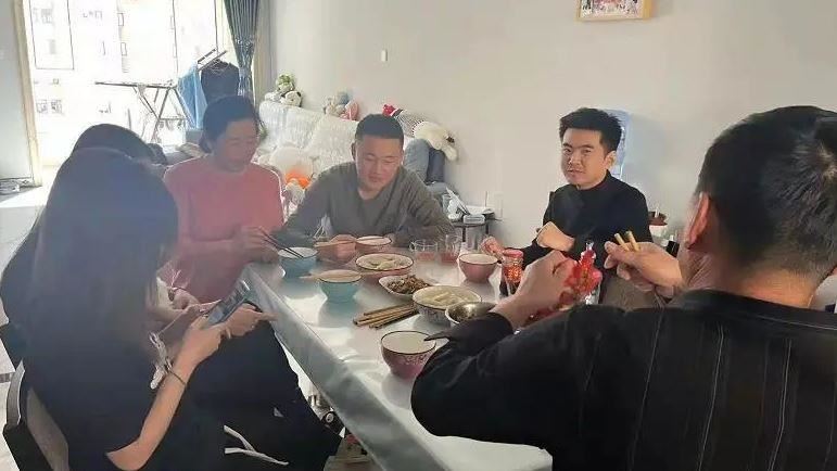 社區突封控！9人擠1屋竟這樣上廁所