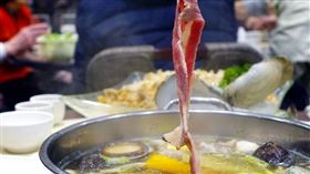 ▲孩子在火鍋店地上爬被淋到熱湯，媽媽飆罵店員。（示意圖／PIXABAY）