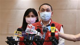 新北：盼行政院速核定捷運汐東線新北市長侯友宜（前）16日在市政會議後接受聯訪表示，捷運汐東線在大家的努力下，通過交通部的審查，還要送到行政院做最後裁定，希望也比照基隆捷運，能快速地支持與核定。（新北市政府提供）中央社記者黃旭昇新北傳真  111年3月16日