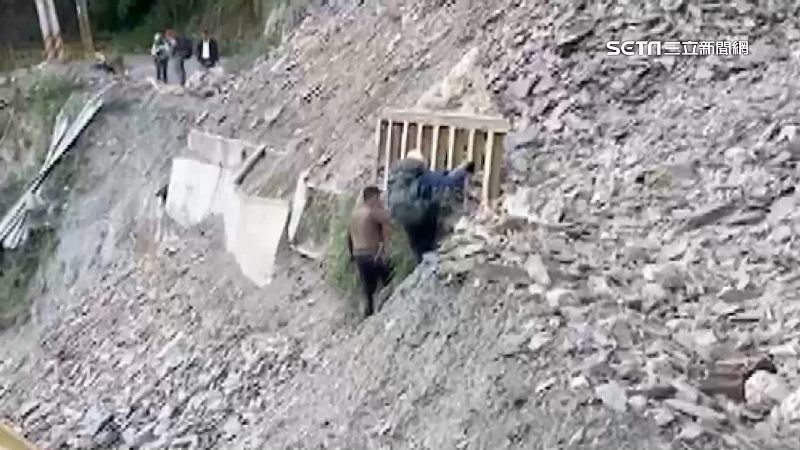 武界林道崩塌　4人登山靠警驚險脫困