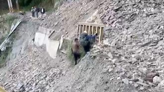 武界林道崩塌　4人登山靠警驚險脫困