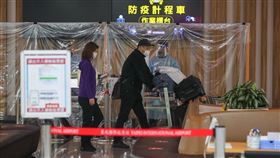 邊境新制上路  檢疫天數縮至10天（2）台灣朝經濟防疫模式邁進，7日起入境檢疫天數從14天縮短為10天，居家檢疫場所也改為以一人一戶為主，無法落實才須入住防疫旅館，並開放非本國籍商務人士來台。圖為旅客下午從台北松山機場入境，依規定登記搭乘防疫計程車。中央社記者裴禛攝  111年3月7日