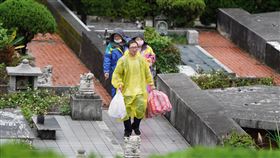 民眾提前掃墓（1）清明節即將到來，不少民眾28日避開清明連假人潮，提前上山掃墓。中央社記者徐肇昌攝　109年3月28日