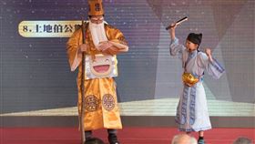 ▲「答喙鼓比賽」，以臺語一說一答的雙人說唱方式演出，腳本文字風趣幽默，融合生活智慧、傳統俗諺語（圖／桃園市政府文化局提供）