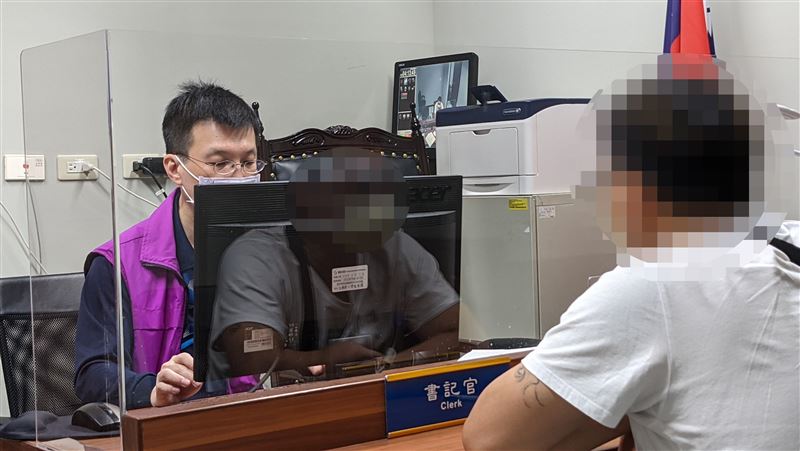 油門一催闖臨檢點　鐵皮工挨罰18萬