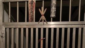 原PO在地下室的鐵門上發現符咒。（圖／翻攝自PTT）