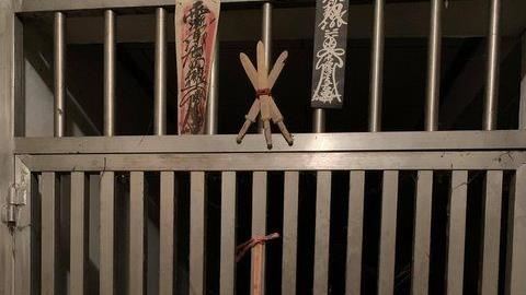 地下室鐵門貼符咒、木劍　網：是封印