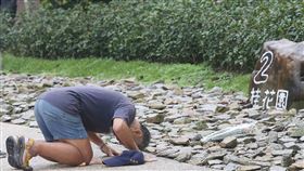 清明祭祖　追思先人清明節連續假期進入第2天，5日清明節民眾到台北市富德公墓「詠愛園」樹葬區祭拜，向先人表達追思。中央社記者郭日曉攝　108年4月5日